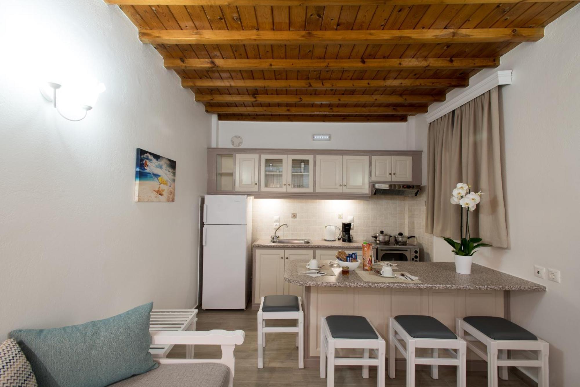 Filoxenia Apartments Орнос Екстериор снимка
