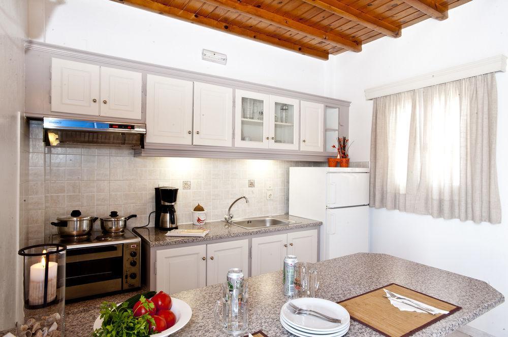 Filoxenia Apartments Орнос Екстериор снимка