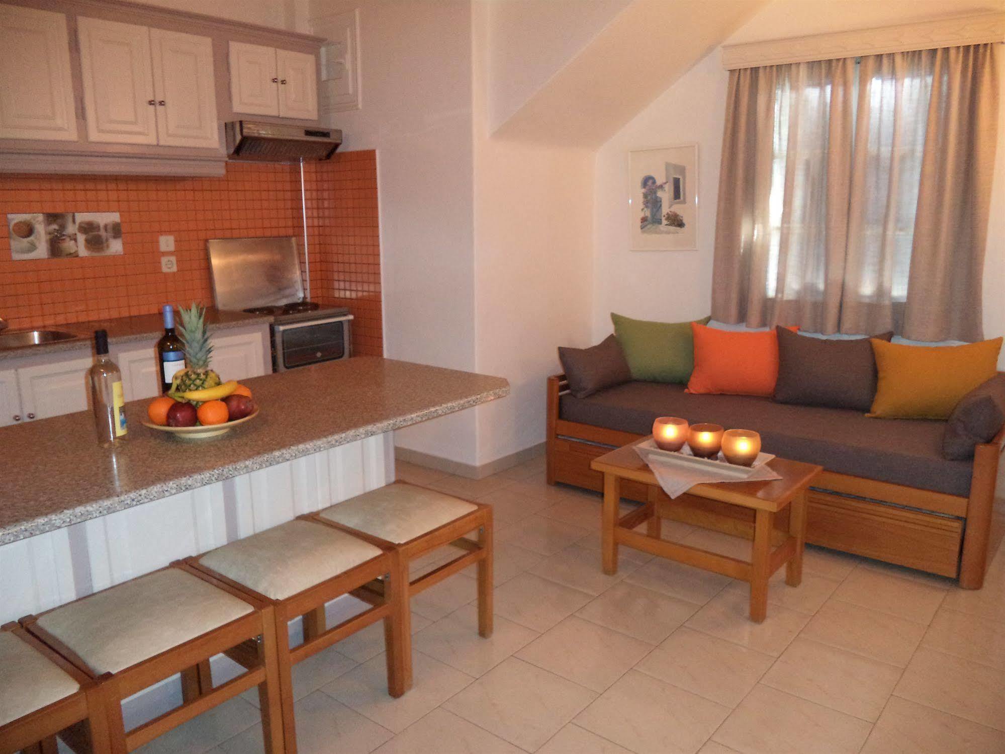 Filoxenia Apartments Орнос Екстериор снимка